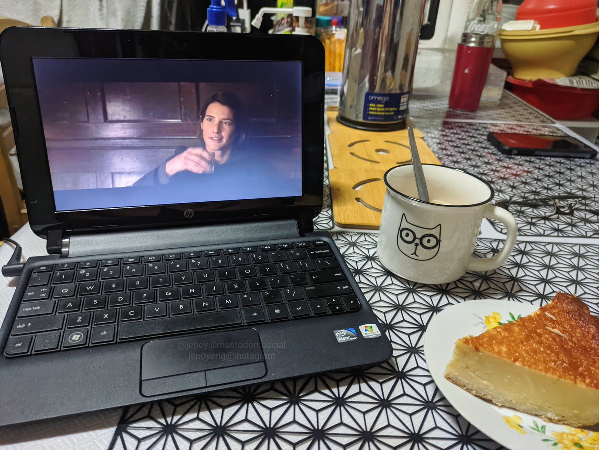 jepoyeng's tweet image. Watching a TV series on a #netbook, just like in 2007!