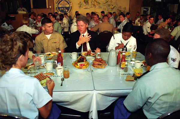 OTD 1993, during a visit to the Pearl Harbor Naval Station, President Clinton enjoyed a casual breakfast  with members of joint services. Photo: Ralph Alswang [P05533-05a]
#clinton #presidentiallibraries #breakfast #pearlharbor #navalstation
