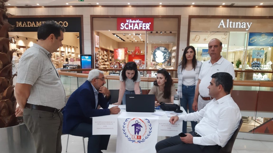 KayapRam's tweet photo. Kayapınar RAM olarak değerli öğrencilerimizin tercihlerine yardımcı  olmak için Ceylan Avmde bulunmaya devam ediyoruz.Standımızı ziyaret edip bizlere desteğini ileten İlçe Müdürümüz Kayahan SUBAŞI ve değerli öğretmenlerimize teşekkür ederiz. @tcmeb @Kayahansubasi https://t.co/rXrmWl83er
