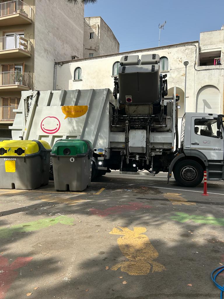 juanluisruizvng's tweet photo. ℹ️ Continuem treballant amb el reforç en el servei de recollida i neteja viària

Rentat interior i exterior dels contenidors, la recollida de desbordaments i l'escombrat i neteja de l'entorn

Mica en mica, anirem arribant als diferents punts de la ciutat

Posem VNG a punt. https://t.co/TxdnmRH1oJ