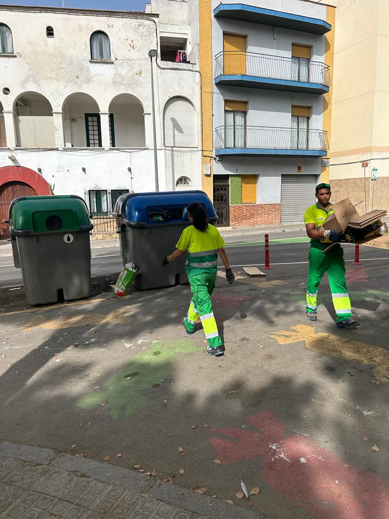 juanluisruizvng's tweet photo. ℹ️ Continuem treballant amb el reforç en el servei de recollida i neteja viària

Rentat interior i exterior dels contenidors, la recollida de desbordaments i l'escombrat i neteja de l'entorn

Mica en mica, anirem arribant als diferents punts de la ciutat

Posem VNG a punt. https://t.co/TxdnmRH1oJ