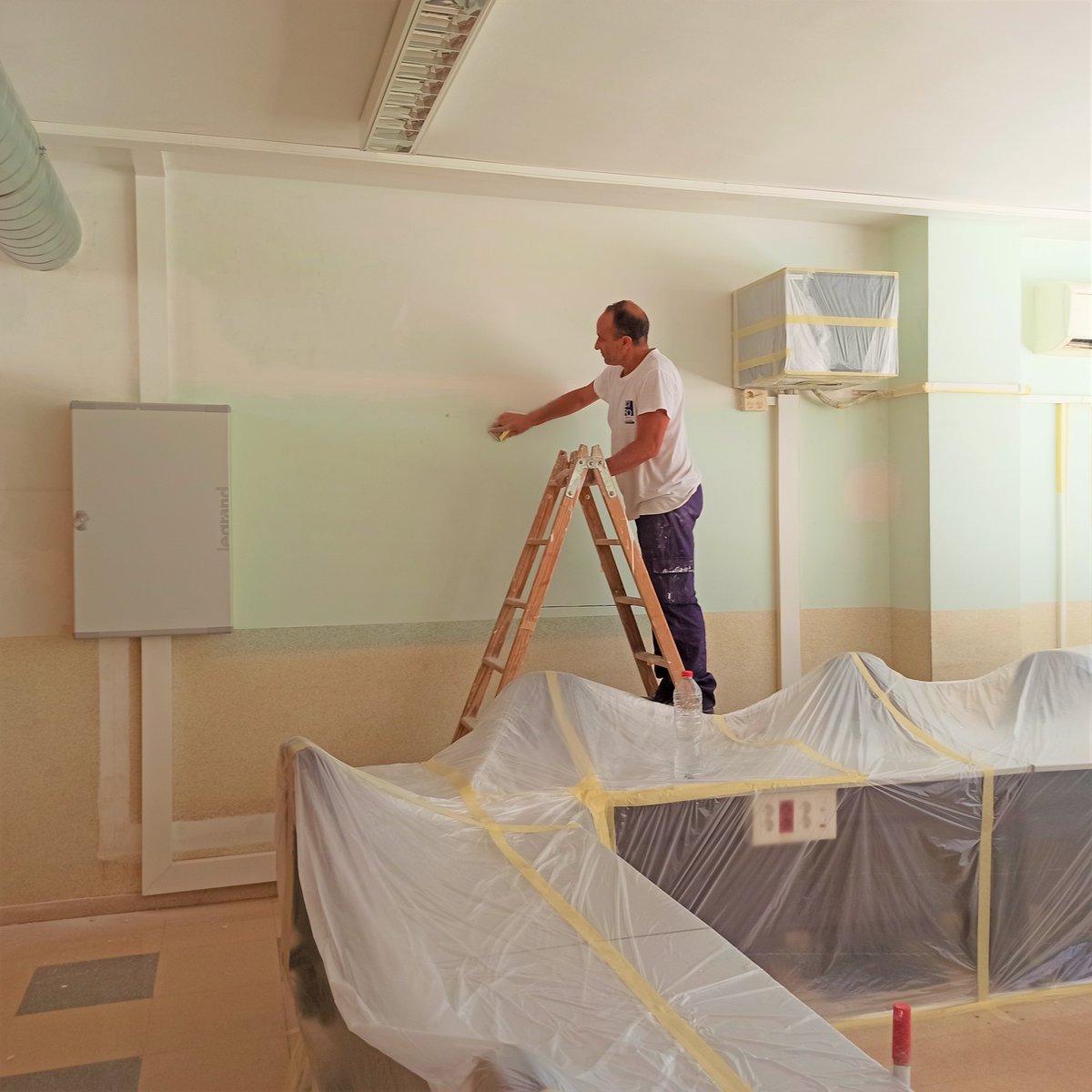 CIFO Santa Coloma (@cifosantacoloma) on Twitter photo Pràctiques dels alumnes dels cursos del sector de la construcció
- Manteniment i rehabilitació d'edificis
- Operacions aux. de pintura
Informa't dels propers cursos: 934665830 o cifo_santacoloma.soc@gencat.cat
#santacoloma #pintura #construccio #paleta #barcelona #badalona Pràctiques dels alumnes dels cursos del sector de la construcció
- Manteniment i rehabilitació d'edificis
- Operacions aux. de pintura
Informa't dels propers cursos: 934665830 o cifo_santacoloma.soc@gencat.cat
#santacoloma #pintura #construccio #paleta #barcelona #badalona