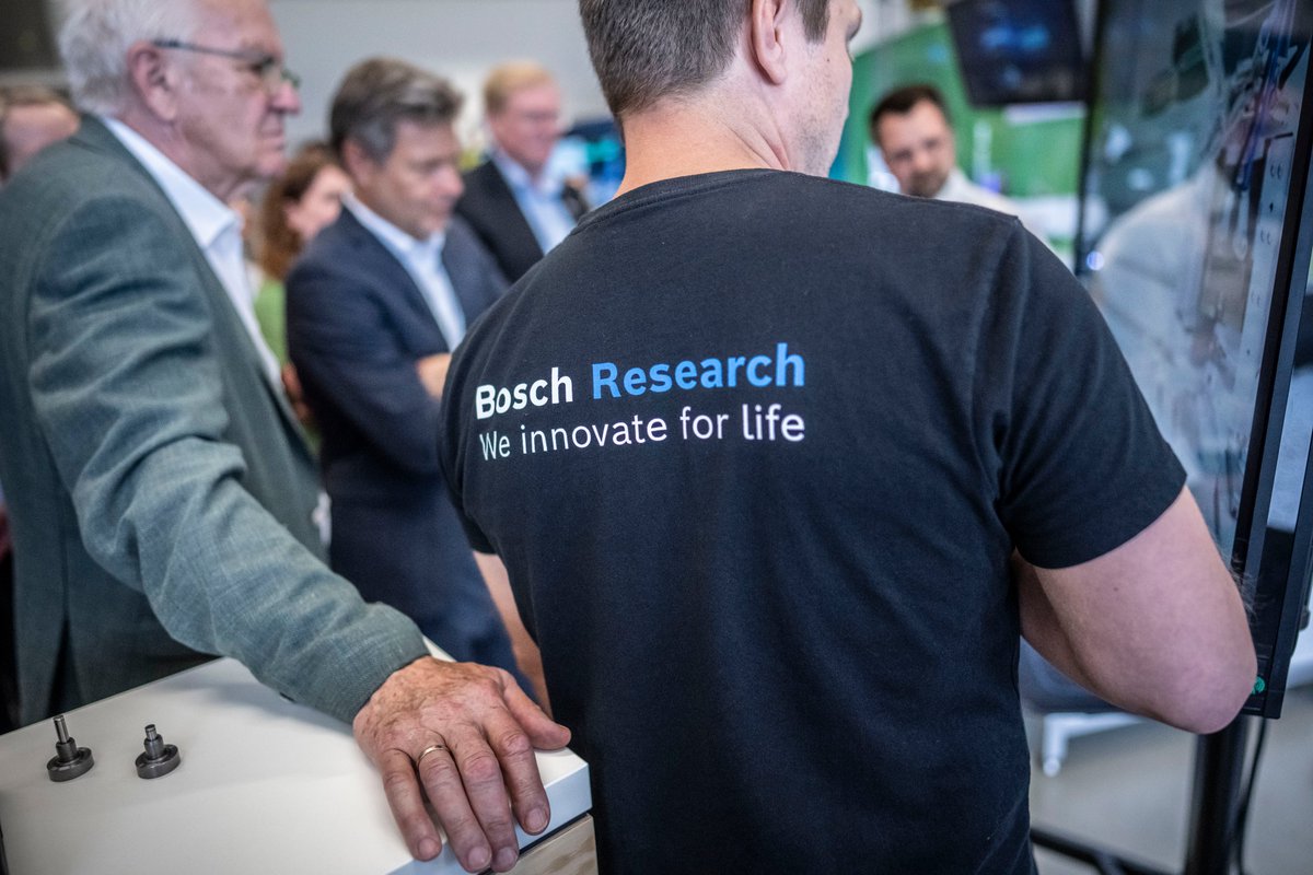 #Bosch konnte Minister #Habeck einen Bescheid über 161 Mio Euro übergeben: 'Mit der Förderung stationärer Brennstoffzellensysteme von Bosch kann jetzt eine hochinnovative Schlüsseltechnologie für den Wasserstoffhochlauf in Deutschland in Serie gehen.“
➡️ℹ️ bmwk.de/Redaktion/DE/P…