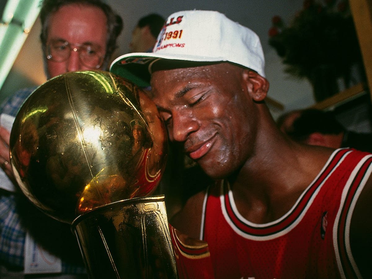 coachajkings's tweet photo. Michael Jordan said, “I’ve failed over and over and over again in my life. And that is why I succeed.”

Maya Angelou said, “I can be changed by what happens to me. But I refuse to be reduced by it.”

Resilience is not about avoiding challenges.

Resilience is about being able to overcome the unexpected.

Resilience is the foundation for growth.

Challenges are inevitable. It is about being able to bounce back stronger and wiser from setbacks.
✅Resilience helps you face tough situations
✅Resilience helps you learn
✅Resilience helps you grow

8 lessons from the most resilient people:
1. The most resilient people cultivate resilience over time (they don’t get lucky)
It's a skill you can build over time using optimism, a growth mindset, acceptance, hard work, consistency, and patience. When you build habits and a system that builds resilience, success is inevitable.

2. Accept that sh** happens
In life, there will always be pain. Understand that life is suffering as the Buddha once said. This stops you from feeling discriminated against and helps you combat that feeling of "Why me?" Instead, think, "Why not me?"

3. Choose where to focus your attention
The old saying is "Control what you can control," and this starts with where you focus your attention. Our minds are wired for the negative. We always remember the negative emotions & events, not the positive. Be present. Be self-aware.

4. Don’t let the 3 P's get into your mindset
Personalize - Belief that you are at fault for everything.
Pervasive - Belief that an event will affect other areas of your life.
Permanent - Belief that an event will be forever By removing these, you are taking a logical approach to your challenges.

5. Tune into the good and choose to live purposefully
Go on a benefit-finding search. The Army “hunts for the good stuff.” Spend time each day remembering what you're grateful for. Gratitude widens your mindset and presents you with feelings of abundance rather than scarcity.

6. Ask yourself - is this helping me or harming me?
As you start to think about focusing your energy, you will deepen your self-awareness. By asking this, you choose to respond instead of react. You are being proactive in your approach to regulating your emotions and feelings.

7. Combat Unhealthy Beliefs About Yourself
Don't let your mind wander or unhealthy beliefs about yourself fester. Have good mental habits and self-awareness to see challenges and adversity for what they are. The ability to combat unhealthy beliefs takes patience and consistency.

8. You need to have the courage to believe that change is possible
The ability to have hope gives you a sense of control and power versus a feeling of powerlessness. Change is constant in life - it is your choice whether to improve and grow with the changes.

"Do not judge me by my success, judge me by how many times I fell down and got back up again."
- Nelson Mandela
- - -
Follow @coachajkings for more content like this!
