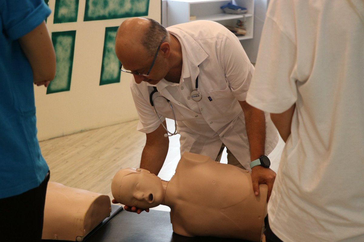 Sağlık müdürümüz Sn. <a href="/ArmaganEren/">Armagan EREN</a>, yüzme branşı eğitmenlerimize bugün ilkyardım eğitimi verdi. Doğru ilkyardım, yaşatır.👨‍⚕️❣️