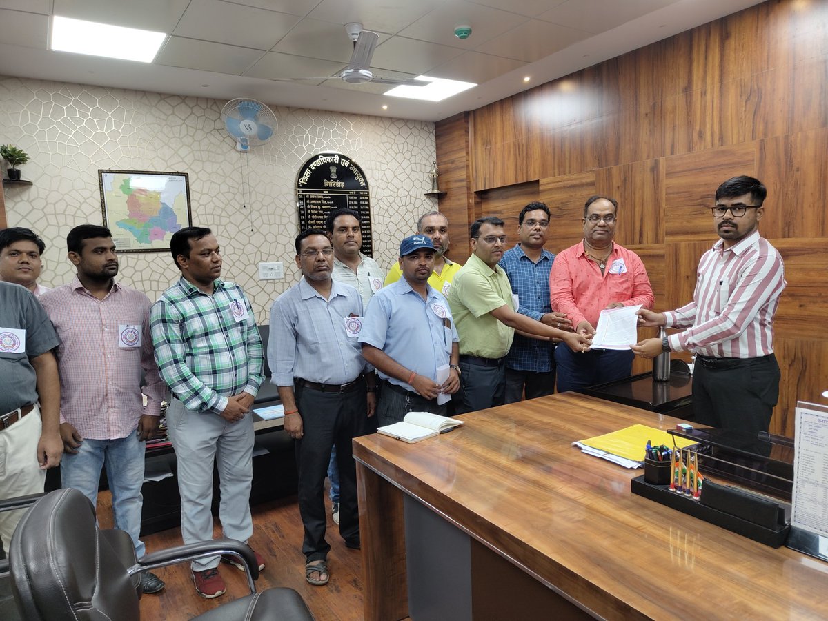 मैं जनसेवक के साथ हूं

गिरीडीह डीसी सर को ज्ञापन देते हुए।

वेतन, पेंशन पर कोई प्रहार,
नही सहेगा कर्मचारी परिवार।

#JusticeForVLW
#Restore_VLW_Grade_Pay
<a href="/Badal_Patralekh/">BADAL</a> <a href="/HemantSorenJMM/">Hemant Soren</a> <a href="/JharkhandCMO/">Office of Chief Minister, Jharkhand</a> <a href="/jharotef/">NMOPS / JHAROTEF</a> <a href="/vlwjharkhand/">झारखण्ड राज्य जनसेवक संघ</a>
<a href="/JmmJharkhand/">Jharkhand Mukti Morcha</a>