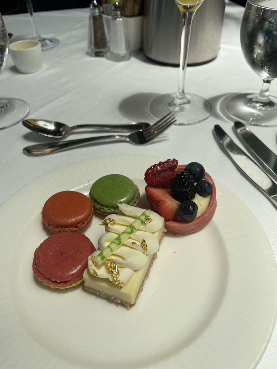 Belinda_Post's tweet image. Does anyone else have dessert for breakfast? #macaroon #thebreakers