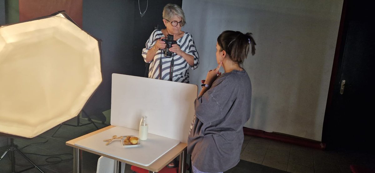 ¡Que no se diga que con éste calor no se puede seguir aprendiendo! 🥵 Ayer comenzó un nuevo curso de fotografía gastronómica. Los alumnos aprenden a realizar nuevos encuadres, gestionar la idea principal de un proyecto y conocer los trucos más relevantes para destacar 🥰