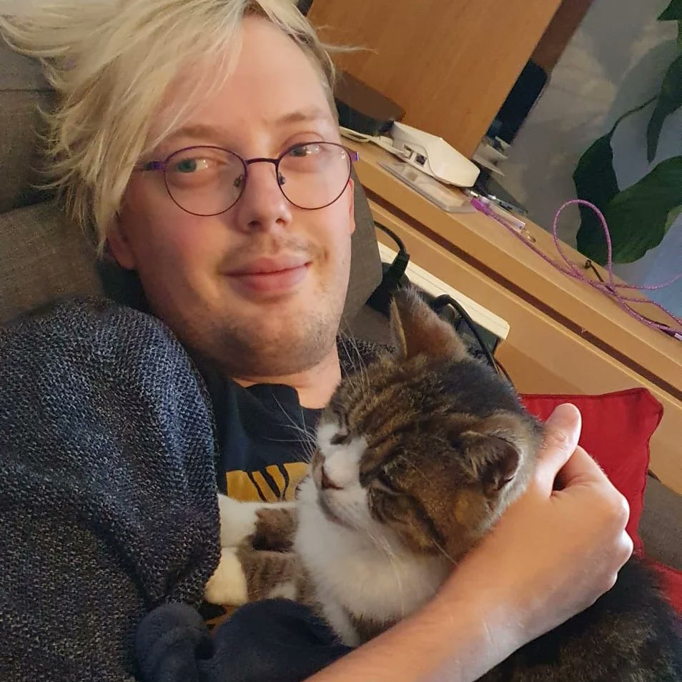 Freddiedaw's tweet photo. So many of you know, we had to say goodbye to Karl last week. He was surrounded by love, but it still broke our hearts. 

The best cat, and I feel so lucky to have had him in my life for as long as I did.   A silly, grumpy, cuddly little man who was loved by so many as well as us https://t.co/TfTKxh9sc6
