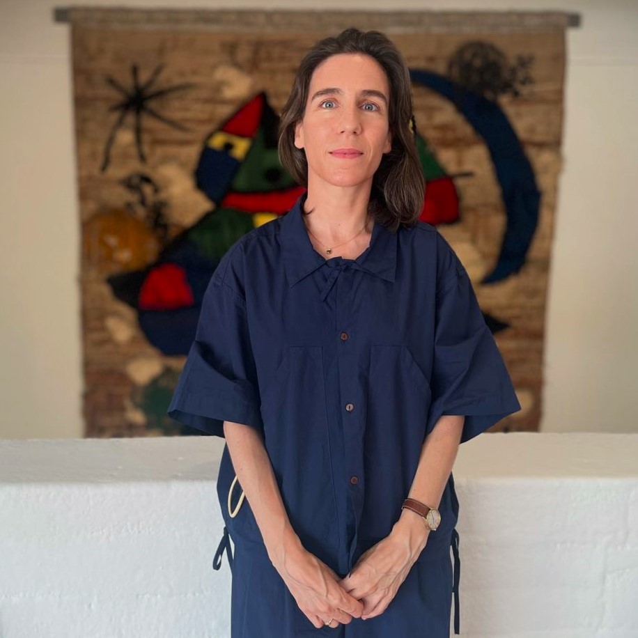 Donem la benvinguda a l'Ana Ara, nova Cap de l'Àrea Artística de la #FundacióMiró.

L'Ana és comissària, gestora i investigadora, i ha treballat en projectes artístics al <a href="/museoreinasofia/">Museo Reina Sofía</a>, <a href="/mataderomadrid/">mataderomadrid</a>, <a href="/CA2M_Madrid/">CA2M. Museo Centro de Arte Dos de Mayo</a> o @la_biennale d'arquitectura.

ℹ️ fmirobcn.org/premsa