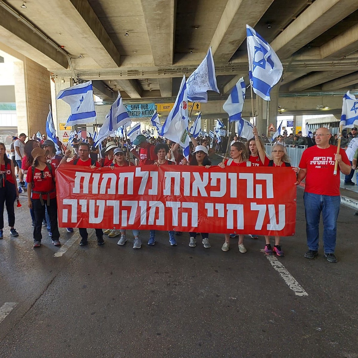 HagaiLevine's tweet image. הרופאות נלחמות על חיי הדמוקרטיה.
עכשיו בנתבג.