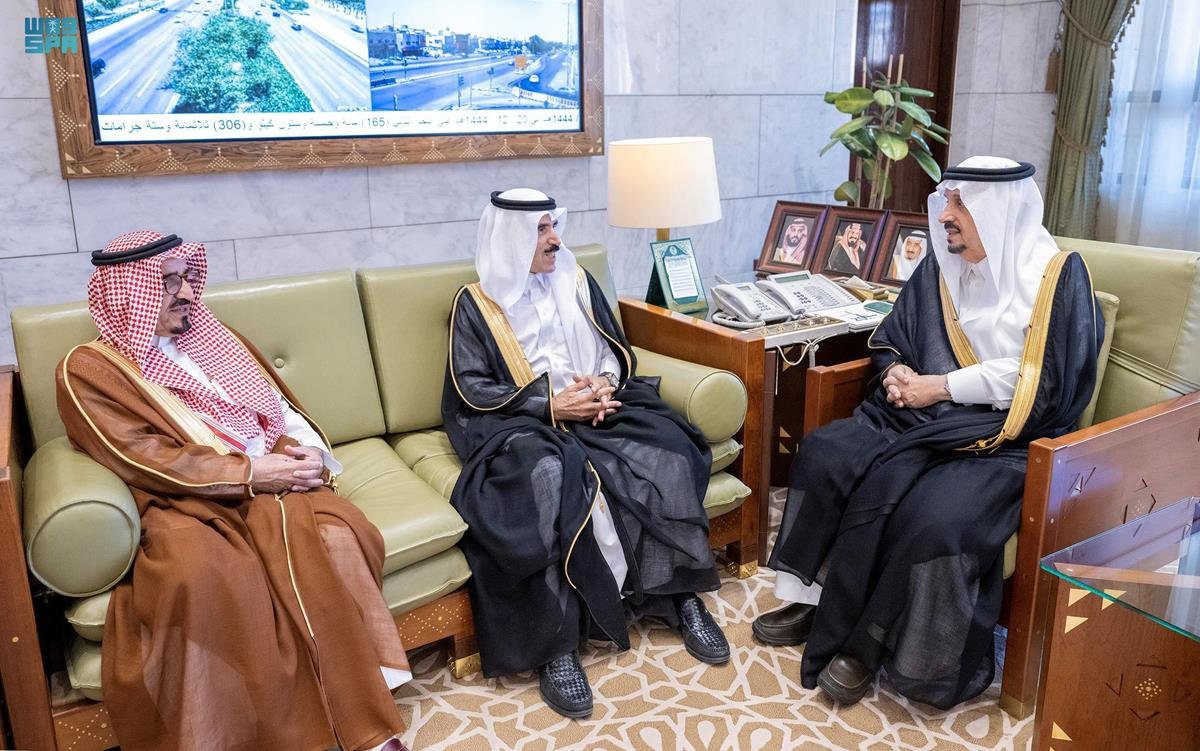 SPAregions's tweet photo. سمو أمير الرياض يستقبل رئيس "جمعية المتقاعدين" بالمنطقة.
https://t.co/wdhuyDHyTC
#واس_عام https://t.co/epVtxAZqwa