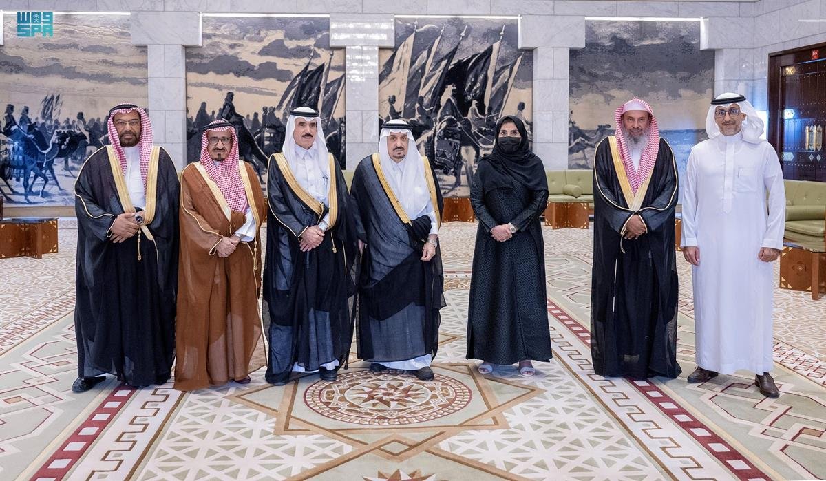 SPAregions's tweet photo. سمو أمير الرياض يستقبل رئيس "جمعية المتقاعدين" بالمنطقة.
https://t.co/wdhuyDHyTC
#واس_عام https://t.co/epVtxAZqwa