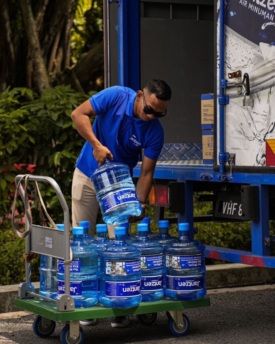 Loading up on goodness! 🌊 Our driver stocks up on Jantzen water, ready to deliver the best hydration solutions to you. #Jantzenwater #LoadingUp #JantzenHydration