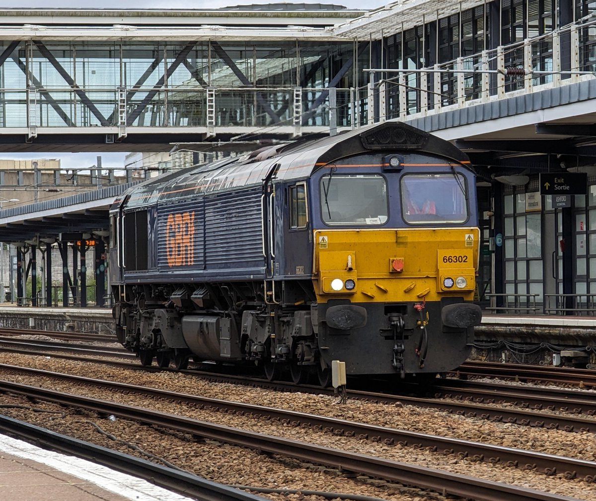 DownOnTheStour's tweet photo. Brief interlude at Ashford Int ✌️

Plenty to see at the station including a blast from the past seeing these EX GA mark 3 seats  🤩

Right onwards to the 1066 ➡️

#DownOnTheStour #RailwayPhotography #railwaytwitter #class66 #class375 #class171 https://t.co/9J9423oBJs