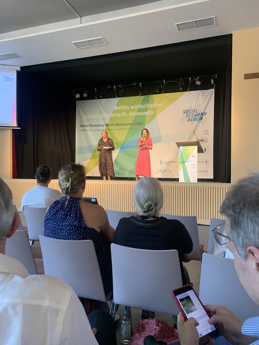 SEND_ev's tweet photo. Es geht los! 🥳
Unter dem Motto “Berlin wirtschaftet: sozial. solidarisch. innovativ.” beginnt die @soceconberlin Konferenz. Unsere @AfraGloria & Heike Birkhölzer (TechNet) eröffnen und stellen das Projekt Social Economy Berlin vor, das bald dreijähriges Jubiläum feiert. #SEB23 https://t.co/Uvw91XZLYK