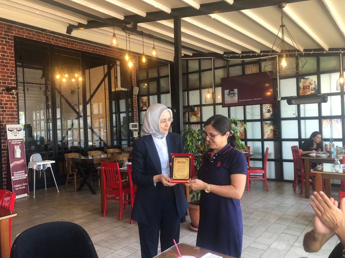yalova_nvi's tweet photo. 11 Temmuz Dünya Nüfus Günü kutlu olsun.💐
Bu anlamlı günde düzenlenen yemekte aramızda bulunan ve Müdürlüğümüzden emekli olan Esra BİÇER ile İsmail FESLiYEN'e İl Müdürümüz Sn Zekiye UĞURLU tarafından plaket takdim edildi.
#HayatınızınHerAnında
@sefikaygol 
@TCNufus https://t.co/drrDv4i76S