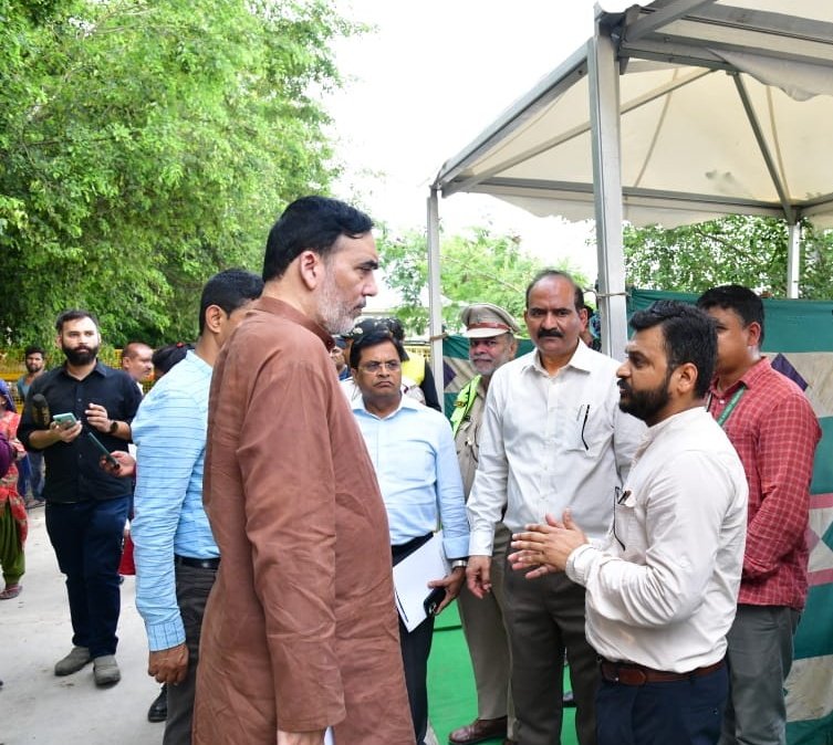 यमुना के बढ़ते जलस्तर को देखते हुए राजघाट डिपो के पास केजरीवाल सरकार द्वारा बनाए गए राहत कैम्प का जायजा लिया। अधिकारियों को राहत केंद्र पर सभी मूलभूत सुविधाएं उपलब्ध कराने के निर्देश दिए।