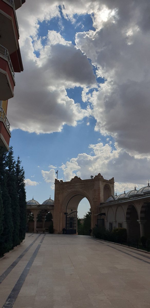 "Gökyüzüne bakmayanların kalbi daha çabuk kirlenir."...🍁

Cahit Zarifoğlu