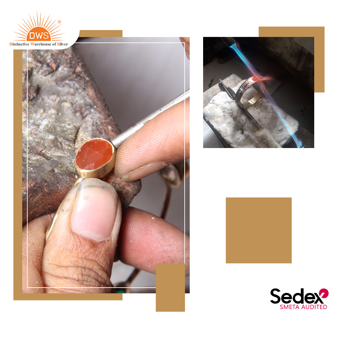 jewelrystoredws's tweet image. 🌟Looking to add some style to your outfit? Check out our latest cuff bangles made with love! Our skilled craftsmen meticulously design and create these beautiful and versatile accessories that will elevate any look. ✨
#cuffbangles #handmadeaccessories 
dwsjewellery.com/online-jewelle…