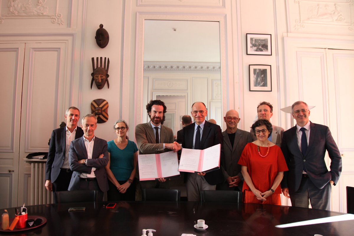 Sciences Po (@sciencespo) on Twitter photo Les valeurs européennes sont au cœur de notre institution. <a href="/MathiasVicherat/">Mathias Vicherat</a> signait ce matin un partenariat avec <a href="/DelorsInstitute/">Jacques Delors Institute</a>, présidé par <a href="/EnricoLetta/">Enrico Letta</a>, ex-doyen de <a href="/PSIASciencesPo/">PSIA Sciences Po</a>. Nous partageons l’ambition de renforcer la construction européenne.
newsroom.sciencespo.fr/?p=19616 Les valeurs européennes sont au cœur de notre institution. <a href="/MathiasVicherat/">Mathias Vicherat</a> signait ce matin un partenariat avec <a href="/DelorsInstitute/">Jacques Delors Institute</a>, présidé par <a href="/EnricoLetta/">Enrico Letta</a>, ex-doyen de <a href="/PSIASciencesPo/">PSIA Sciences Po</a>. Nous partageons l’ambition de renforcer la construction européenne.
newsroom.sciencespo.fr/?p=19616