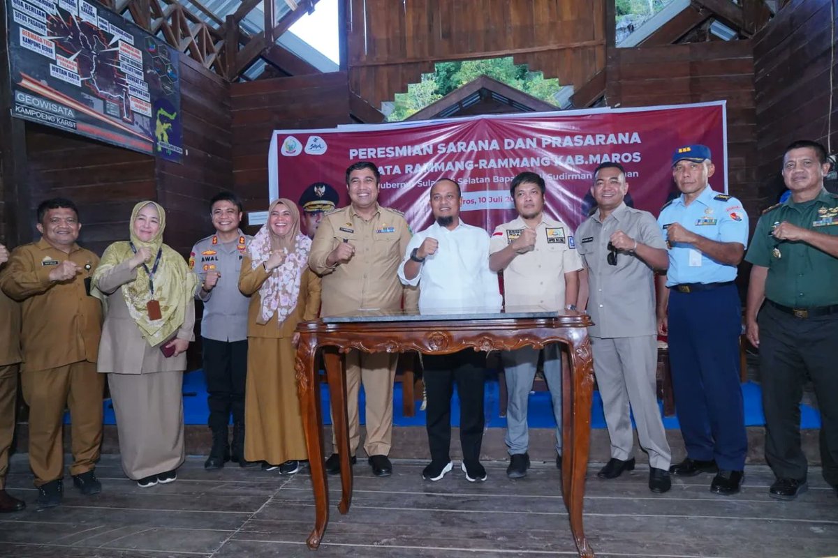 hasanuddinhnd's tweet photo. Kadispotdirga Lanud Sultan Hasanuddin Kolonel Pas I Komang Dony A.W menghadiri peresmian sarana dan prasarana wisata Rammang-rammang di dermaga dua, Maros, oleh Gubernur Sulawesi Selatan bapak Andi Sudirman Sulaiman, S.T., Senin (10/7/2023). https://t.co/7t6OBjQq8C