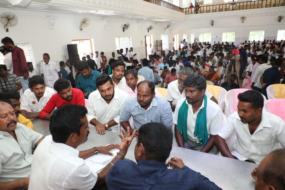 Seeman4TN's tweet photo. நாம் தமிழர் கட்சியின் உள்கட்டமைப்பை மறுசீராய்வு செய்து, ���லிமைப்படுத்தி, எதிர்வரும் தேர்தல்களுக்கு அணியப்படுத்துவதற்காக 09-07-2023 அன்று காரைக்குடியில் நடைபெற்ற சிவகங்கை மாவட்டத்திற்குட்பட்ட சிவகங்கை தொகுதிப் பொறுப்பாளர்களுக்கான கலந்தாய்வில் உறவுகளுடன் கலந்துரையாடிய போது, https://t.co/HJw95ME0jn