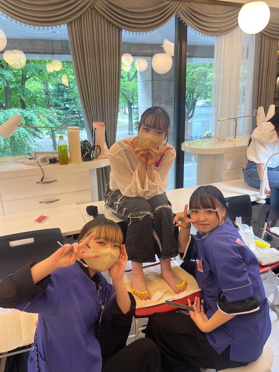 sapporobart's tweet photo. トータルビューティー科
ネイルアートコース💅💅💅✨
⁡
サロンでの実践力を磨くサロンワーク授業✨
1年生を招待してフットネイルをしましたぁ！
#美容学生の日常
#札幌ビューティーアート専門学校
#美容学校 #bart
#ネイル #ネイルアート #ネイリスト https://t.co/zClLaD1LHO