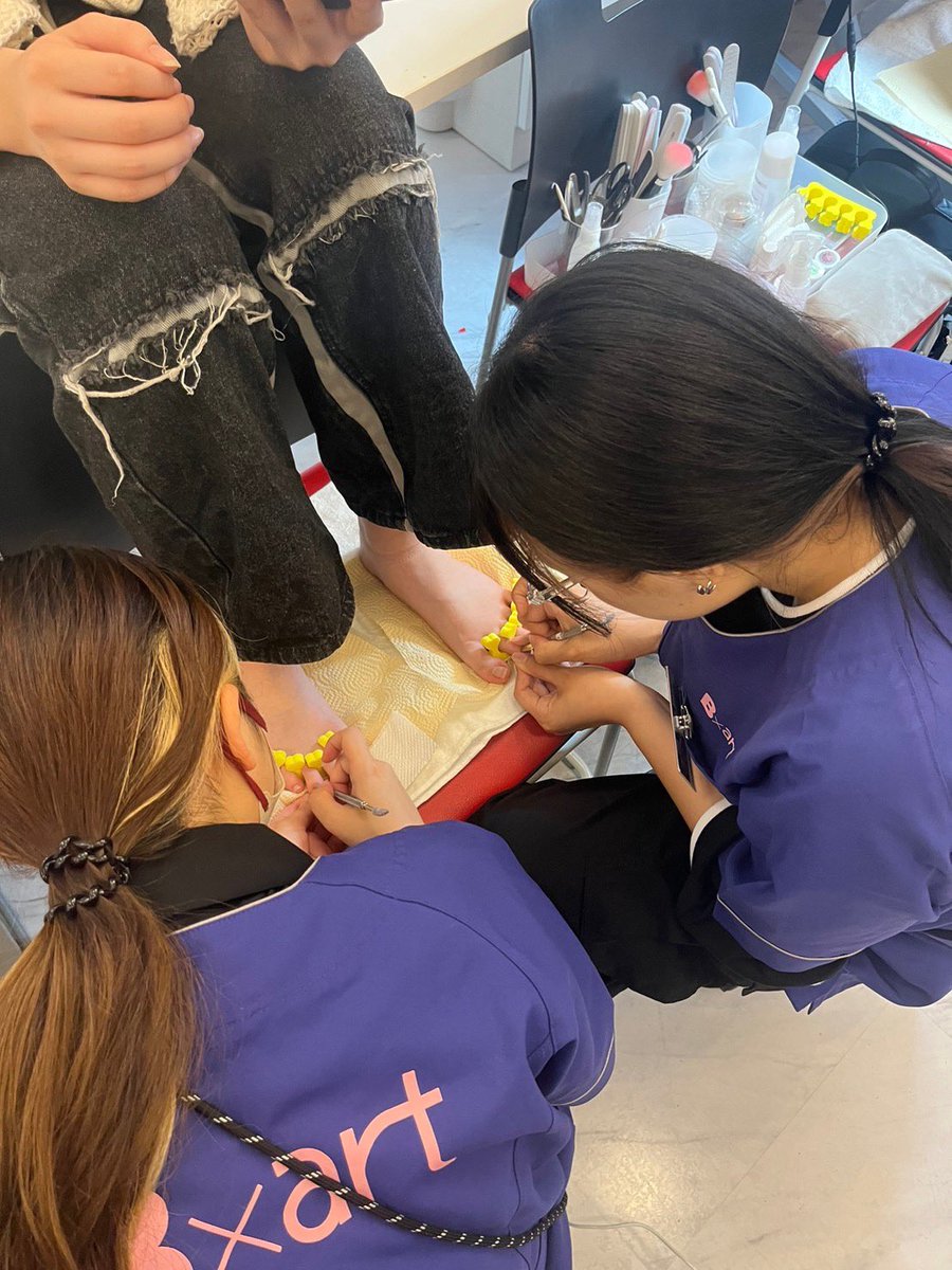 sapporobart's tweet photo. トータルビューティー科
ネイルアートコース💅💅💅✨
⁡
サロンでの実践力を磨くサロンワーク授業✨
1年生を招待してフットネイルをしましたぁ！
#美容学生の日常
#札幌ビューティーアート専門学校
#美容学校 #bart
#ネイル #ネイルアート #ネイリスト https://t.co/zClLaD1LHO