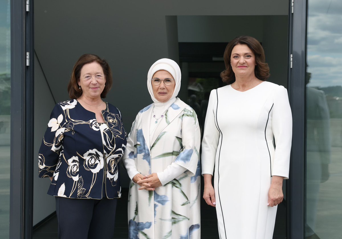 EmineErdogan's tweet photo. NATO Zirvesi kapsamında Litvanya’nın başkenti Vilnius’ta lider eşleri ile bir araya geldik. 

Litvanya Devlet Başkanı’nın eşi Diana Nausėdienė ve NATO Genel Sekreteri’nin Eşi Ingrid Schulerud ev sahipliğinde Ulusal Sanat Galerisi’ni ziyaret ettik.

Ülkenin en önemli sanat müzelerinden birisinin parçası olan galeride, Litvan sanatçıların 20’nci yüzyıl eserlerini inceledik. #NATOSummit