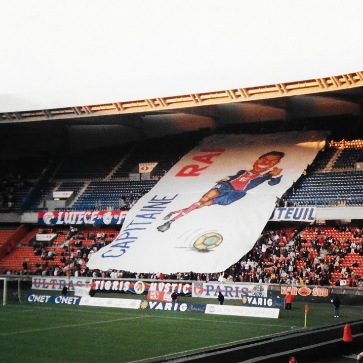 NavetBenjamin's tweet photo. Obrigado « Capitaine Raí », grande voile au Virage Auteuil.
Jubilé de notre capitaine brésilien au Parc des Princes, le 10 novembre 2001.
📸: collection personnelle @NavetBenjamin
#PSG #TeamPSG @rai10oficial #capitaineRai https://t.co/Epv7Bdj2DN
