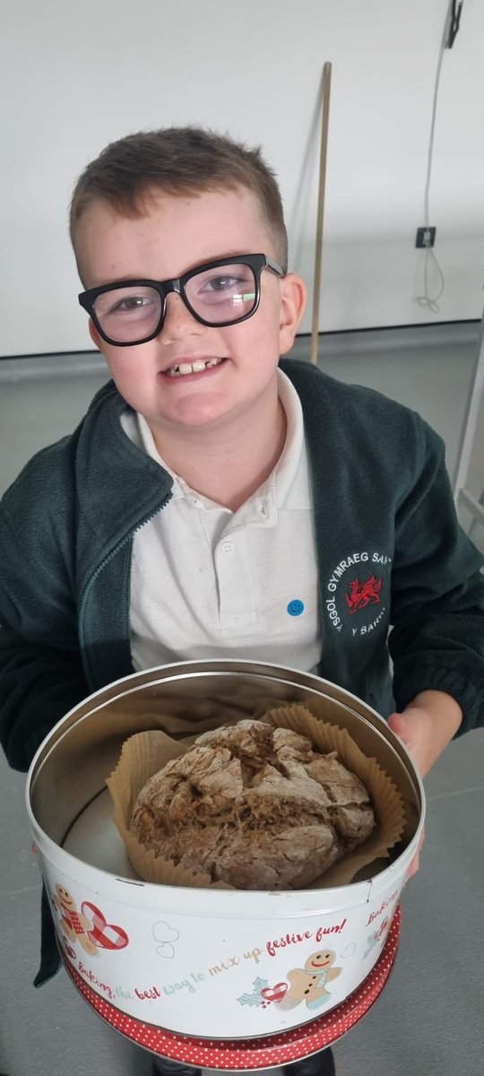 Wrth ei fodd yn pobi!