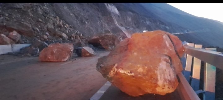 1345_Stgo's tweet photo. #Atención ⚠️ Cuesta Camarones #CuestaCamarones CORTADA por derrumbes @aricaesnoticia @Rne_Xv_Arica @reddeemergencia @mop_chile @pasioncamionero.
INFO DE nuestros amigos de @ruta5chile 🇨🇱 https://t.co/UfblQZM31j