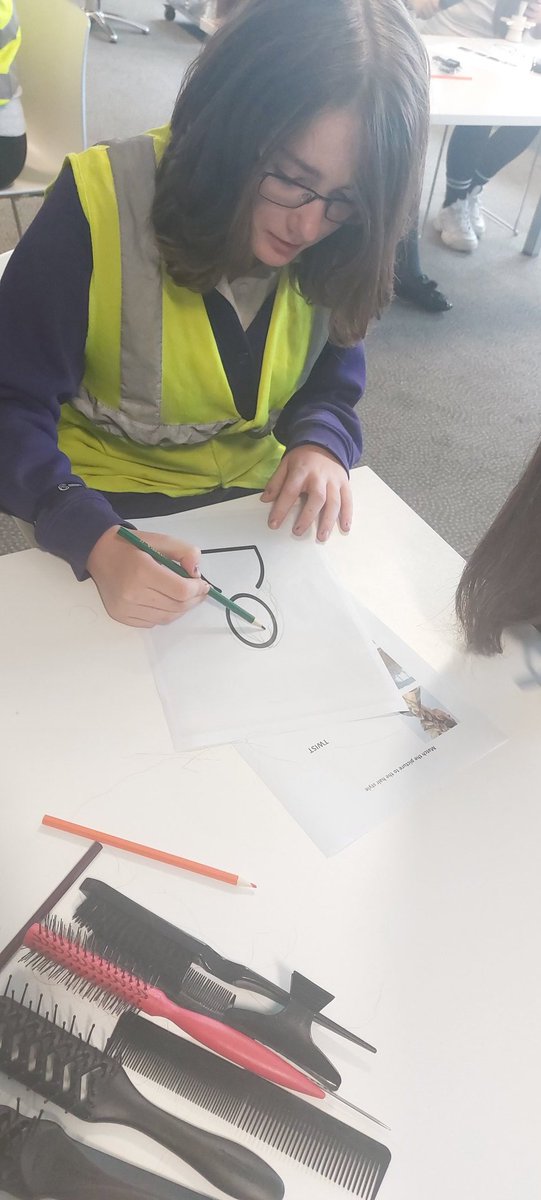 SharonR301995's tweet photo. Designing our hairstyles @Class5_6M @class_6f https://t.co/NFb3yN2cEx