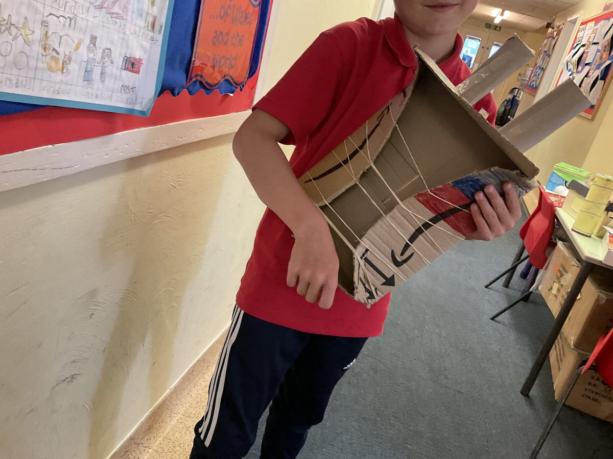 I made a ukulele out of materials.samba was made in Briton in the 1940s #lowd#worckingtogether#hardworc