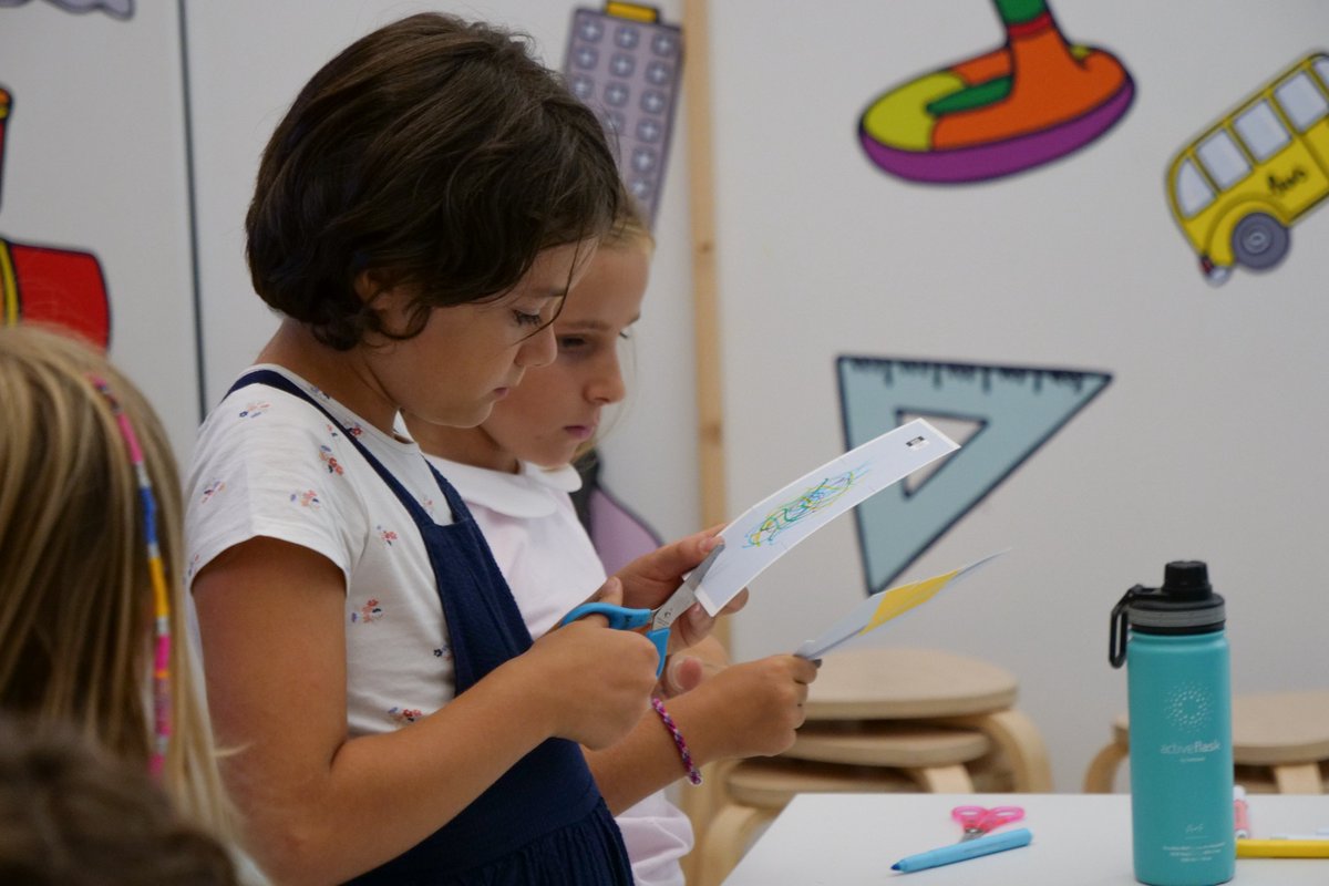 Entriamo nei depositi del Museo, risolviamo misteriosi enigmi, proviamo ad allestire una mostra e impariamo insieme l’inglese: questo, e tanto altro, è il #campusestivo al MAXXI per bambini dai 5 agli 11 anni! Le iscrizioni sono ancora aperte 👉bit.ly/campusestivo20…