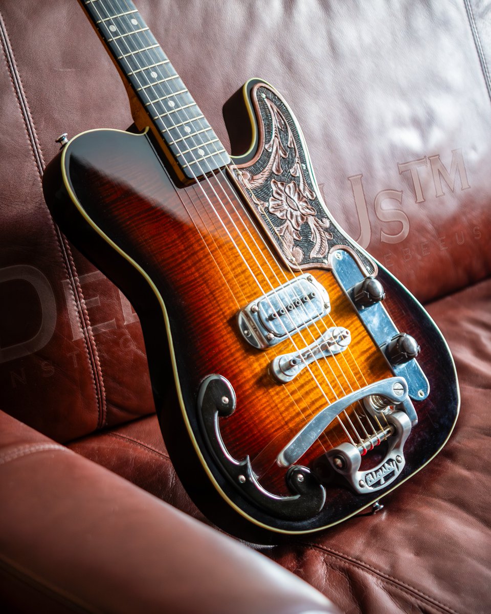 DeeBeeUs's tweet image. Still the prettiest homemade guitar I have ever had in the house. built by @michaelsegui with the help and skill of several friends
#handmadeguitar #smithequipped #paulbigsby #tksmithguitar #midecenturymodern #midcentury #bigsby #tele #teletuesday #telecaster #guitarphotography