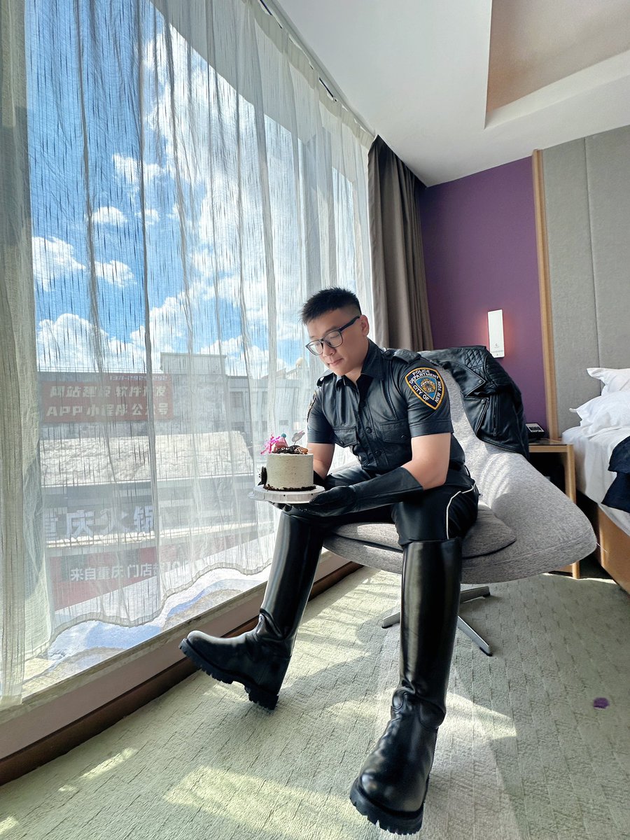 Leatherboots tweet media