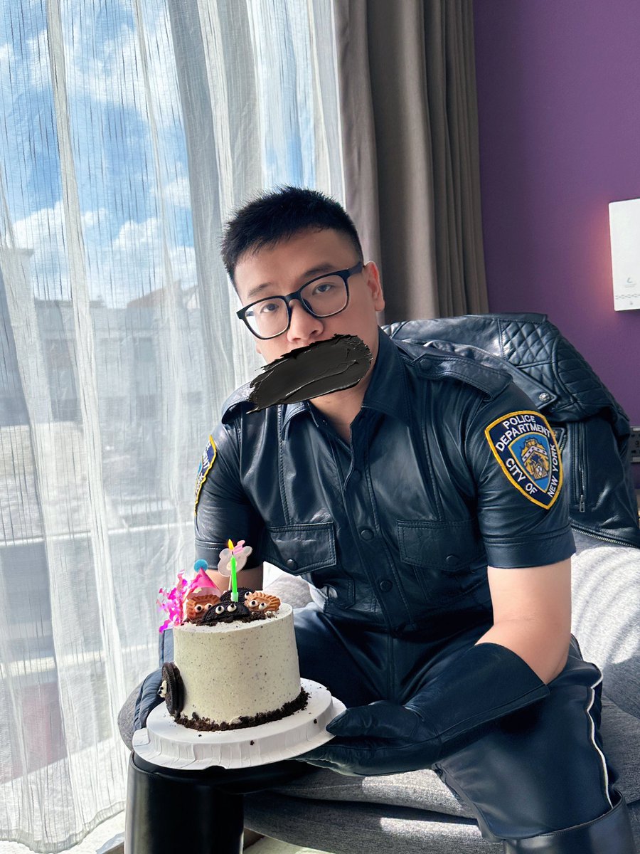 Leatherboots tweet media