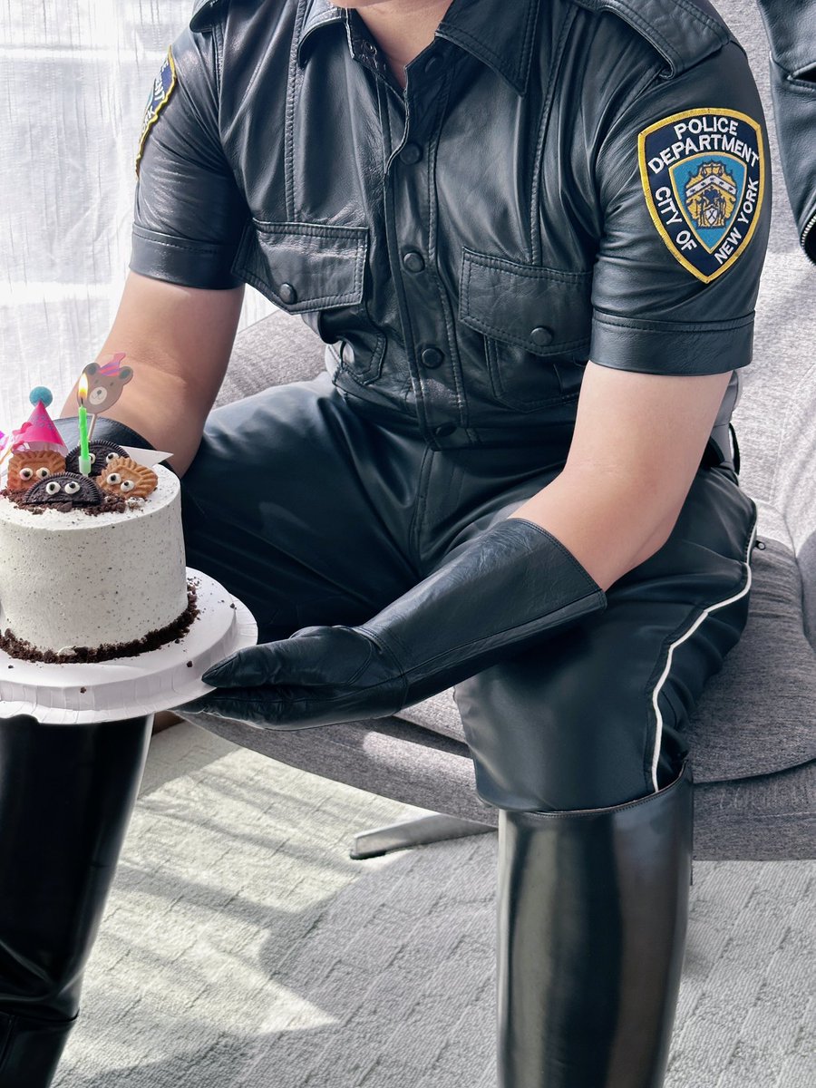 Leatherboots tweet media