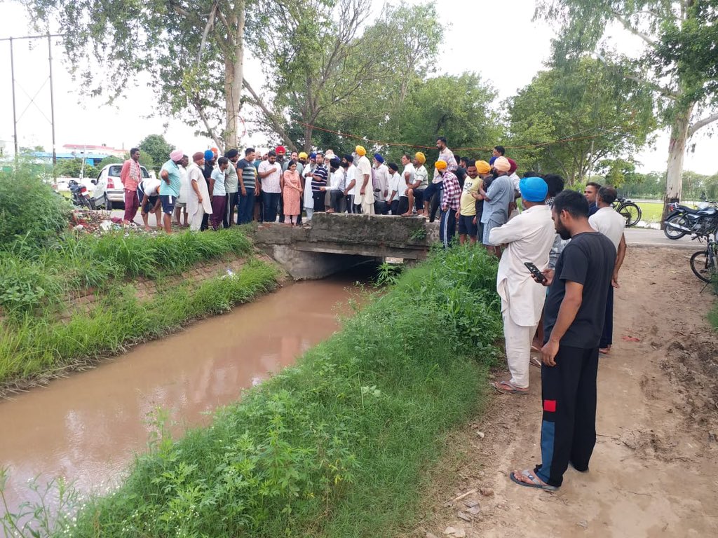 DproPatiala's tweet photo. Deputy Commissionor Sakshi Sawhney Visited Noorpur village and met the people 
ਡੀਸੀ ਸਾਕਸ਼ੀ ਸਾਹਨੀ ਨੇ ਨੂਰਪੁਰ ਪਿੰਡ ਦਾ ਦੌਰਾ ਕਰਕੇ ਹਾਲਾਤ ਦਾ ਜਾਇਜ਼ਾ ਲਿਆ ਅਤੇ ਸਥਾਨਕ ਵਸਨੀਕਾਂ ਨਾਲ ਗੱਲਬਾਤ ਕੀਤੀ 
#TeamPatiala https://t.co/yuhjaZTfU6