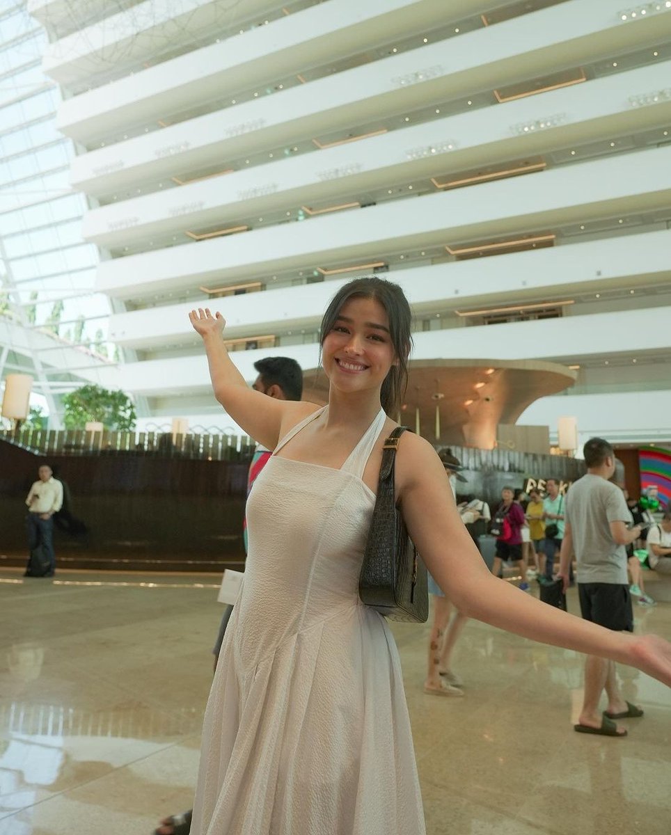 she's not just any wide eyed tourist in singapore, she's liza soberano ✨