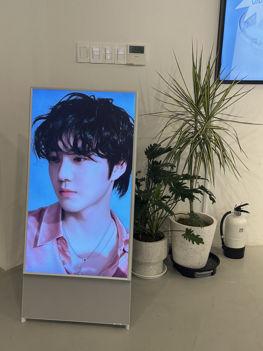 Huie22's tweet photo. 엑소 팝업 너무 몽글몽글 커여워🫳🏻🫳🏻 https://t.co/q937GBEkht