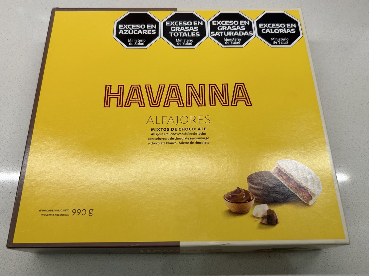 jlsantana's tweet photo. Laburando en USA hoy.

Traje una caja de alfajores para q el gringaje sepa lo q es bueno, pero nuestra graciosa legislación hace q parezca q les estoy dando veneno para ratas.

Arruinamos hasta el placer de sacar algo rico de una bella caja.

La sutil vergüenza de ser argentino. https://t.co/WXTn1yGabR
