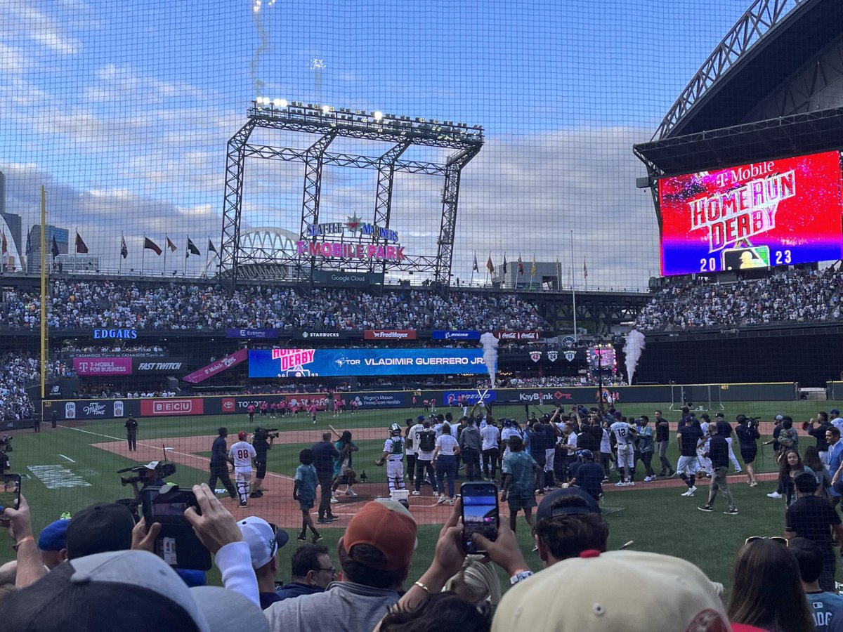 Marshawn presents the HR Derby Trophy 
 
https://t.co/zvYqcbkZWy
 
#Football #NationalFootballConference #NationalFootballConferenceWestDivision #NationalFootballLeague #NFL #Seahawks #Seattle #SeattleSeahawks #Washington https://t.co/tWXRuIuLWo