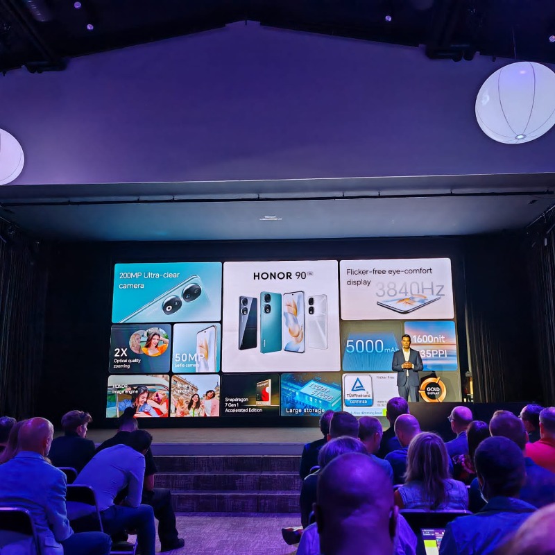 Sosh_fr's tweet photo. Bienvenue au nouvel HONOR 90 ! Retour en images sur la soirée de lancement organisée à Paris et suivie par Julien Boisseau, l'un de nos Top Contributeurs @lesnox #HONOR90 @Honor_FR

Disponible en précommande chez Sosh dès maintenant : https://t.co/9ELyLOZwBQ https://t.co/qoNSEHTe4S