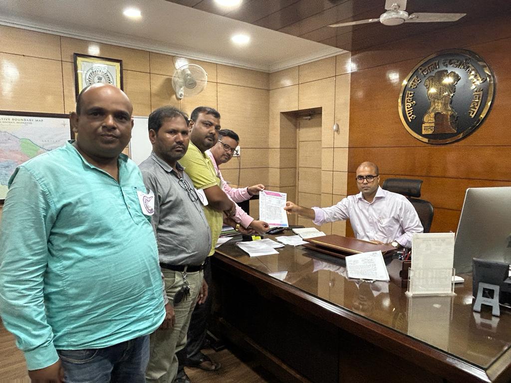 वेतन, पेंशन पर कोई प्रहार
नही सहेगा कर्मचारी परिवार।

मैं जनसेवक के साथ हूं
उपायुक्त धनबाद को ज्ञापन सौंपते  हुए

#JusticeForVLW
#Restore_VLW_Grade_Pay
<a href="/Badal_Patralekh/">BADAL</a> <a href="/HemantSorenJMM/">Hemant Soren</a> <a href="/JharkhandCMO/">Office of Chief Minister, Jharkhand</a> <a href="/jharotef/">NMOPS / JHAROTEF</a> <a href="/vlwjharkhand/">झारखण्ड राज्य जनसेवक संघ</a>