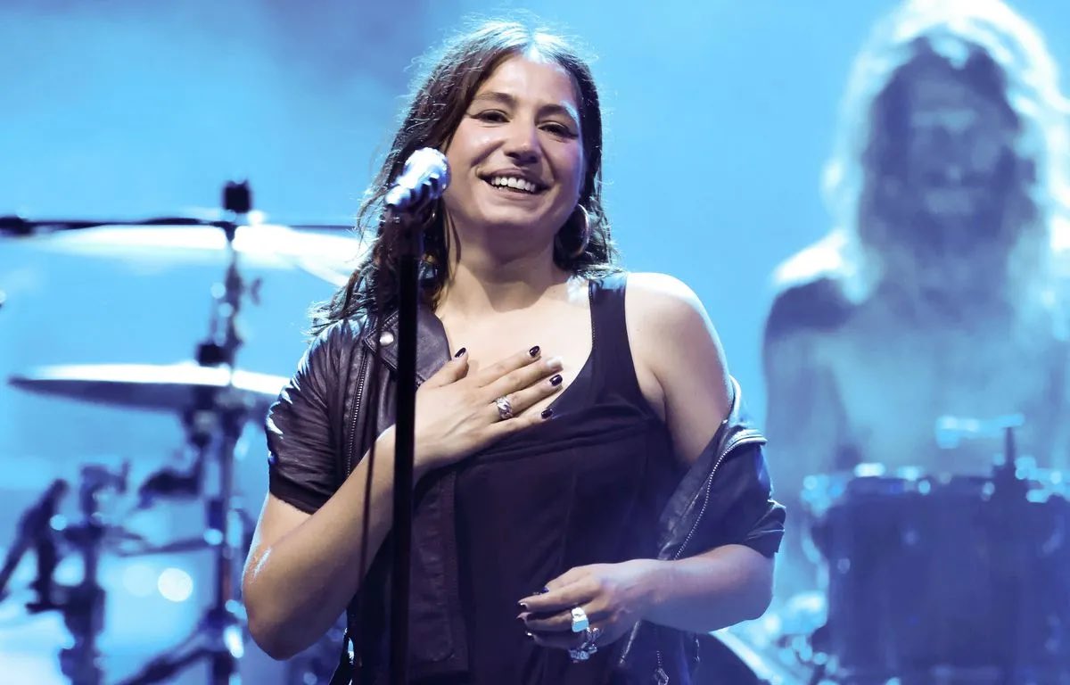 🤐 À la suite de ses propos polémiques à l’encontre d’#EmmanuelMacron, la chanteuse <a href="/IziaMusic/">IZÏA HIGELIN</a> prend la parole auprès de <a href="/OuestFrance/">Ouest-France</a>. « À aucun moment évidemment, je n’ai voulu inciter à la violence ou à la haine ».
🗞️ ouest-france.fr/festivals/entr…