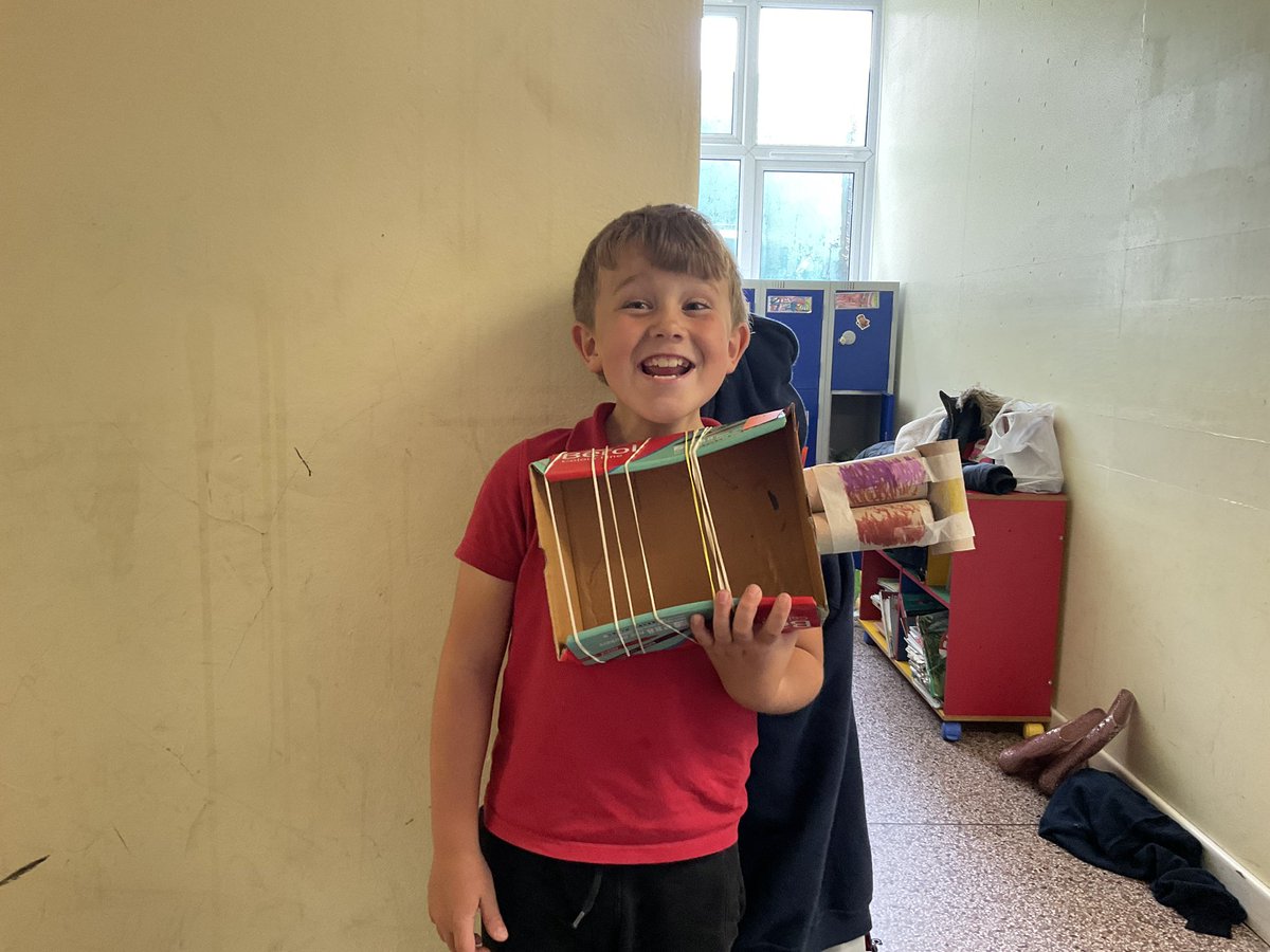 I made a ukulele out of recycled cardboard toilet rolls and rubber bands it was really fun and I really enjoyed it.#ukulele #instruments