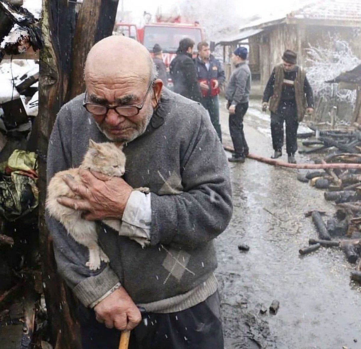 LeoAuteur's tweet photo. Ce qu'il reste de #tendresse lorsque l'on a tout perdu… émouvante #photo d'Ilhami Cetin. https://t.co/qta1DhL30E